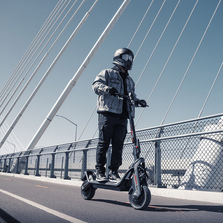 Electric Scooter vs. Bike for City Life – Which One is Right for You?